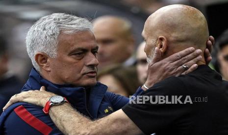 Pelatih kepala Roma Jose Mourinho (kiri) dan pelatih AC Milan Stefano Pioli.