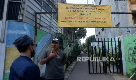 Spanduk penolakan pergantian nama jalan terpasang di Jalan A Hamid Arief atau nama sebelumnya Jalan Tanah Tinggi I Gang 5, Jakarta, Jumat (1/7/2022). Penolakan warga terjadi karena perubahan nama jalan tersebut dinilai tidak melibatkan warga baik dalam dalam perencanaan dan tanpa sosialisasi. Selain itu warga menolak karena berdampak pada administrasi sejumlah dokumen.Prayogi/Republika.