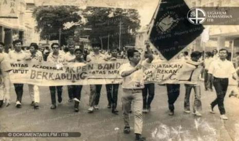 Dulu Mahasiswa Makan Petai Lalu Kencing di Depan Rumah Presiden, Hari ini Muncul Seruan Aksi Cegah Upaya Anulir Putusan MK