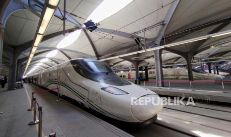 Rangkaian kereta cepat Haramain berada di stasiun Makkah, Arab Saudi, Senin (1/5/2023). 