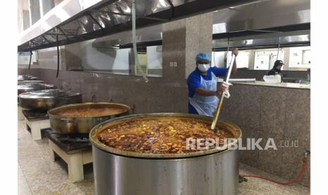 Juru masak di Katering Diyar Al Dahabi tengah memasak menu katering untuk jamaah haji Indonesia. Katering Diyar Al Dahabi merupakan salah satu perusahaan yang ditunjuk untuk memproduksi makanan untuk jamaah haji Indonesia. 