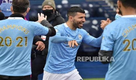  Sergio Aguero dari Manchester City bereaksi selama penyerahan trofi setelah pertandingan sepak bola Liga Utama Inggris antara Manchester City dan Everton FC di Manchester, Inggris, Ahad (23/5). 