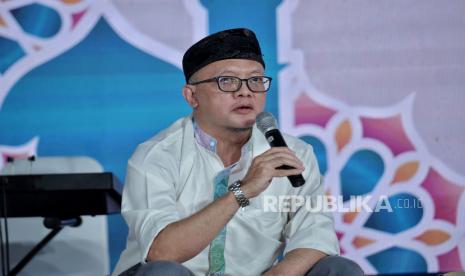 Deputi Direktur Departemen Ekonomi dan Keuangan Syariah Bank Indonesia, M Irfan Sukarna saat sesi talkshow Republika Ramadhan Festival di Masjid Istiqlal, Jakarta, Ahad (9/4/2023). Talkshow tersebut mengangkat tema Halal Entrepreneurship, Concept, and Opportunities yang membahas tentang kondisi industri halal di Indonesia dan langkah BPJPH dalam menjangkau masyarakat untuk memahami sertifikasi halal. 