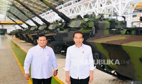 Presiden Joko Widodo bersama Menteri Pertahanan Prabowo Subianto mengunjungi PT Pindad (Persero) di Kota Bandung, Jawa Barat pada Selasa (19/9/2023).