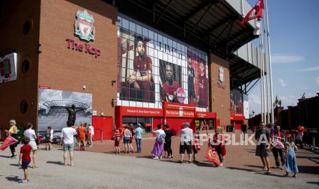  Fans FC Liverpool dari berbagai generasi di stadion luar Anfield di Liverpool, Inggris, 26 Juni 2020. Liverpool telah dinobatkan sebagai juara Liga Premier untuk pertama kalinya dalam tiga putaran setelah Chelsea FC mengalahkan Manchester City FC 2-1 pada malam ke 25 Juni. Kegagalan Man City untuk memenangkan duel krusial ini adalah liga Inggris ke klub Liverpudlian yang dipimpin oleh manajer Jerman Juergen Klopp.