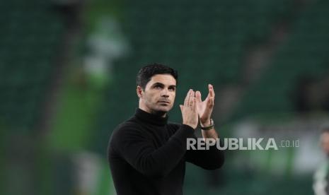 Pelatih Arsenal Mikel Arteta melambaikan tangan kepada para penggemarnya di pengujung laga leg pertama babak 16 besar Liga Europa, antara Arsenal dan Sporting di Stadion Alvalade di Lisbon,  Jumat (10/3/2023) dini hari WIB.