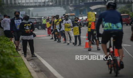 Revisi UU LLAJ Diharapkan Lindungi Pesepeda. Komunitas yang tergabung dalam Bike To Work Indonesia menggelar kampanye edukasi tertib bersepeda di area FX Sudirman, Jalan Sudirman, Jakarta, Jumat (3/7). kampanye tersebut sebagai bentuk dukungan untuk menjaga jalur sepeda sekaligus  mengedukasi sesama pesepeda agar tertib bersepeda.