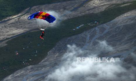 Atlet terjun payung Lampung melakukan penerjunan dari atas pesawat CN 235-100 M pada pertandíngan babak ke tujuh kelas kerja sama antar parasut PON Papua di Kabupaten Mimika, Papua, Senin (11/10/2021). 