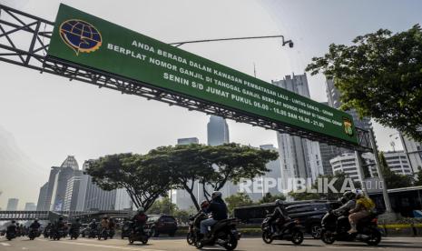 Banyak Warga Belum Tahu Ganjil-Genap Saat PSBB Transisi. Sejumlah pengendara sepeda motor melintas di Jalan Jenderal Sudirman, Jakarta, Senin (24/8). Gubernur DKI Jakarta Anies Baswedan akan memberlakukan peraturan ganjil-genap bagi kendaraan sepeda motor yang mengacu pada Peraturan Gubernur Nomor 80 Tahun 2020 tentang pelaksanaan PSBB pada masa transisi. Republika/Putra M. AKbar