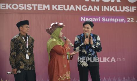 Kepala Eksekutif Perilaku Pelaku Usaha Jasa Keuangan, Edukasi dan Pelindungan Konsumen OJK Friderica Widyasari Dewi (kanan) saat Kick Off Generic Model Ekosistem Keuangan Inklusif (GM EKI) di Kampuang Nagari Sumpur, Tanah Datar, Sumatera Barat, Kamis (22/6/2023). Melalui Program GM EKI ini diharapkan dapat meningkatkan akses keuangan masyarakat, mempercepat pengembangan dan meningkatkan kesejahteraan masyarakat desa.