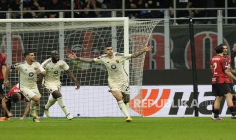 Pemain AS Roma Gianluca Mancini berselebrasi setelah mencetak gol ke gawang AC Milan pada leg pertama perempat final Liga Europa.