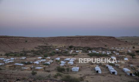  Pemandangan umum kamp pengungsi Umm Rakouba yang saat ini menampung orang-orang Tigray yang melarikan diri dari konflik di wilayah Tigray Ethiopia, di Qadarif, Sudan timur, Kamis, 26 November 2020. Perdana menteri Ethiopia mengatakan Kamis bahwa tentara telah diperintahkan untuk melanjutkan. ibu kota daerah Tigray yang diperangi setelah ultimatum 72 jamnya berakhir agar para pemimpin Tigray menyerah, dan dia memperingatkan setengah juta penduduk kota untuk tetap di dalam rumah dan melucuti senjata.