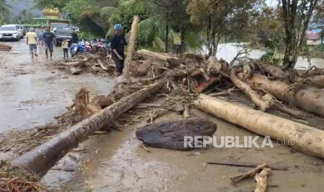 Rumah-rumah mengalami kerusakan setelah terkena banjir bandang di Langgai, Sumatera Barat, Ahad (10/3/2024). Tim SAR Gabungan masih terus melakukan pencarian korban bencana banjir bandang di Langgai, Sumatera Barat. Data sementara, 18 orang meninggal dunia, 5 orang masih dalam pencarian.