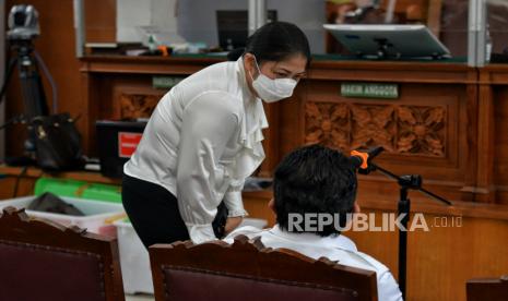 Terdakwa kasus dugaan pembunuhan berencana terhadap Brogador Nofriansyah Yosua Hutabarat, Ferdy Sambo (kanan) dan Putri Candrawathi (kiri) saat menjalani sidang lanjutan di Pengadilan Negeri Jakarta Selatan, Selasa (6/12/2022). Sidang tersebut beragendakan pemeriksaan saksi yang dihadirkan Jaksa penuntut umum (JPU). Saksi-saksi tersebut diantaranya enam terdakwa kasus perintangan penyidikan yakni Hendra Kurniawan, Agus Nurpatria, Chuck Putranto, Baiquni Wibowo, Arif Rachman Arifin dan Irfan Widyanto, Kepala Biro Provos Divpropam Polri Brigjen Benny Ali dan anggota Polri lainnya. Republika/Thoudy Badai