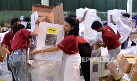 Mahasiswa melakukan pengemasan logistik Pemilu 2024 di gudang KPU Denpasar, Bali, Rabu (24/1/2024). KPU Denpasar melakukan proses pengemasan berbagai logistik Pemilu 2024 yang dikerjakan ratusan pekerja dan mahasiswa sebelum didistribusikan ke 1.887 tempat pemungutan suara (TPS) di wilayah Denpasar. 