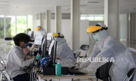 Tenaga medis membatu warga melakukan regristrasi di Rumah Sakit Universitas Indonesia (RSUI), Depok, Jawa Barat, Selasa (2/6). RSUI menggelar pekan tes swab massal gratis yang diprioritaskan untuk warga depok mulai tanggal 2 Juni- 19 Juni 2020 dengan total kuota 180 untuk hari Senin-Jumat dan 100 kuota untuk hari Sabtu