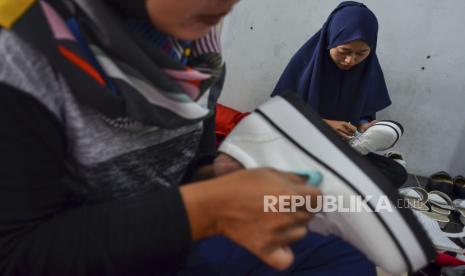 Pekerja menyelesaikan pembuatan produk sepatu Prospero yang akan dipasarkan melalui platform digital di Kota Tasikmalaya, Jawa Barat, Jumat (3/7/2020). Menurut data Kementerian Komunikasi dan Informatika, sebanyak 9,4 juta UMKM sudah menggunakan atau memasarkan produknya melalui pasar e-commerce dan mendapatkan manfaat penggunaan teknologi digital untuk transaksi lintas batas. 