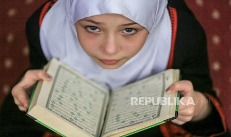 Siswa sekolah mengikuti kelas mengaji di Masjid Al Abbas, Gaza, setelah hampi 2 bulan ditutup akibat karantina wilayah.