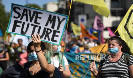 Kelompok protes perubahan iklim Extinction Rebellion berdemonstrasi di Parliament Square di London, Inggris, (ilustrasi). Inggris menjadi negara G20 pertama yang berhasil mengurangi emisi karbonnya.