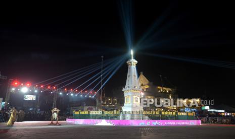 Cahaya lampu menyinari Tugu Jogja saat Wayang Jogja Night Carnival (WJNC) 2023 di Tugu Pal Putih, Yogyakarta, Sabtu (7/10/2023). WJNC ke-8 yang merupakan acara puncak HUT ke-267 Kota Yogyakarta ini mengangkat tema Pandawa Mahabisekha. Sebanyak 14 grup dari perwakilan setiap kecamatan atau kapanewon di Kota Yogyakarta tampil bergantian membawakan tarian dengan tema tertentu. Ribuan warga Yogyakarta dan wisatawan membaur bersama melihat kematian acara yang masuk dalam kalender wisata nasional.