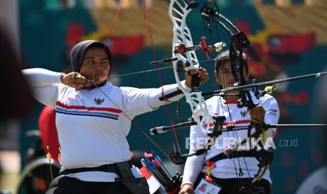 Atlet panahan Indonesia Tuwariyah (kiri) dan Irma Yunita (kanan) membidik sasaran pada final nomor compound ganda putri ASEAN Para Games 2022 di Lapangan Kota Barat, Solo, Jawa Tengah, Jumat (5/8/2022). Tim compound ganda putri Indonesia Tuwariyah dan Irma Yunita memperoleh medali perak setelah kalah melawan atlet panahan Thailand Phannibha Srathongmaew dan Praphaporn Homjanthuek yang berhasil meraih medali emas. 