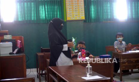 Siswa SD kelas 1 mengikuti pembelajaran tatap muka (PTM) di SD Masjid Syuhada, Yogyakarta, Rabu (2/2/2022). SD Masjid Syuhada memberlakukan kembali PTM 50 persen mulai Rabu (2/2/2022) sesuai dengan edaran pemerintah. Pemda DIY mengevaluasi penyelenggaraan Pembelajaran Tatap Muka (PTM) menjadi 50 persen usai adanya sekolah swasta yang siswanya positif Covid-19. Kasus positif Covid-19 ada penaikan di Yogyakarta dalam sepekan terakhir.