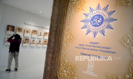 Pengunjung memotret foto pendiri dan ketua umum PP Muhammadiyah di Museum Muhammadiyah, Bantul, Yogyakarta, Senin (14/11/2022). Museum Muhammadiyah yang terletak di kampus Universitas Ahmad Dahlan akhirnya diresmikan jelang Muktamar ke-48 Muhammadiyah. Di dalam museum ini, pengunjung bisa melihat sejarah perjalanan Muhammadiyah yang penyajiannya dipadukan dengan teknologi canggih. Sehingga selain untuk rekreasi, juga bisa untuk sarana edukasi pengunjung. Kepemimpinan Asketik dalam Muhammadiyah