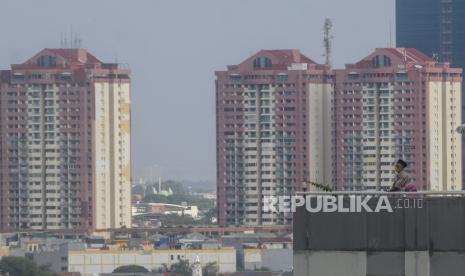 Sejumlah pasien Covid-19 melihat pemandangan di RSDC Wisma Atlet, Kemayoran, Jakarta