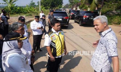 Gubernur Jawa Tengah Ganjar Pranowo melakukan kunjungan ke Kabupaten Batang guna mengecek infrastruktur ruas Jalan Tulis-Bandar di Desa Wonokerto, Kecamatan Bandar, Kabupaten Batang, Rabu (24/5/2023). 