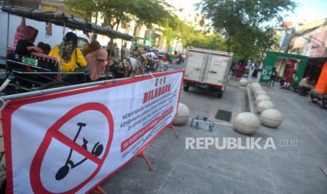 Spanduk larangan pengoperasian dan penyewaan skuter serta sepeda listrik terpasang di kawasan Malioboro, Yogyakarta, Kamis (14/7/2022). Pemkot Yogyakarta sedang membahas sanksi bagi operasional skuter listrik di kawasan Malioboro dan Tugu Pal Putih Yogyakarta. Hal ini menyikapi masih maraknya penyewaan maupun pemakaian skuter listrik oleh wisatawan meski Pemda DIY telah resmi melarang melalui Surat Edaran (SE) Gubernur DIY.