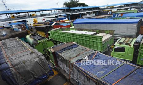 Polrestro Jakbar meringkus pelaku pemalakan kepada sopir truk di kawasan Bundaran Kamal, kecamatan Cengkareng, Senin (28/3/2022). 