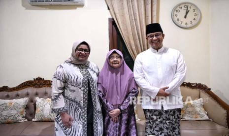 Bakal calon presiden (capres) dari Koalisi Perubahan untuk Persatuan, Anies Rasyid Baswedan sowan ke Nyai Hj. Muhassonah Hasbullah, yang merupakan ibu dari Ketua Umum Partai Kebangkitan Bangsa (PKB), Abdul Muhaimin Iskandar di Jombang, Jawa Timur. 