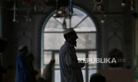 Selama pandemi corona, masyarakat diminta beribadah dari rumah dan menghindari dulu sholat di masjid.