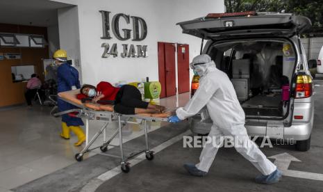 Petugas kesehatan membawa pasien Covid-19 ke ruang Instalasi Gawat Darurat (IGD) di Rumah Sakit Khusus Ibu dan Anak (RSKIA), Kota Bandung, Rabu (16/6). Kementerian Kesehatan Indonesia menyatakan masyarakat Indonesia harus lebih taat protokol kesehatan Covid-19 serta mengimbau pemerintah untuk terus memperketat penerapan Pemberlakuan Pembatasan Kegiatan Masyarakat (PPKM), karena hingga saat ini telah terdata 145 kasus mutasi virus SARS-CoV-2 yang tergolong variant of concern (VOC) yang ditemukan di 12 provinsi di Indonesia. Foto: Republika/Abdan Syakura