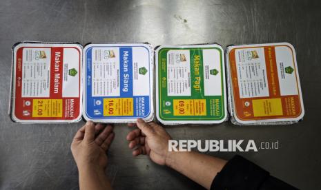 Petugas katering menunjukkan aneka kemasan paket makanan jamaah calon haji Indonesia di Makkah, Arab Saudi, Jumat (9/5/2025).