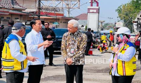 Presiden Joko Widodo saat meninjau rekonstruksi Jalan Raya Surakarta-Gemolong-Purwodadi di Kabupaten Sragen, Provinsi Jawa Tengah pada Ahad (23/7/2023). Tampak mendampingi Jokowi yaitu Menteri Pekerjaan Umum dan Perumahan Rakyat Basuki Hadimuljono, Gubernur Jawa Tengah Ganjar Pranowo, dan Bupati Sragen Kusnidar Untung Yuni Sukowati.