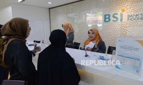 Petugas Bank Syariah Indonesia (BSI) melayani nasabah.