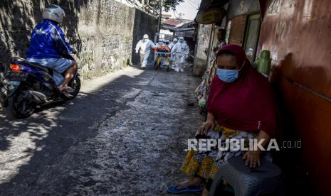 Petugas Public Safety Center 119 (PSC 119) bersama petugas puskesmas mengevakuasi jenazah pasien Covid-19 yang meninggal saat isolasi mandiri (isoman) di rumahnya di Jalan Cibarengkok, Sukajadi, Kota Bandung, Ahad (18/7). aporCovid-19 mencatat total kasus kematian isolasi mandiri (isoman) dan di luar rumah sakit (RS) hingga 25 Juli 2021 pukul 15.45 WIB sebanyak 2.656 kasus. (ilustrasi)