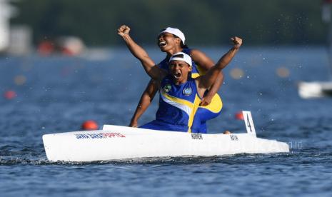 Pedayung Jawa Barat Nur Meni dan Ratih meluapkan kegembiraannya usai finis pertama dalam final canoeing WC2 500 PON Papua di Teluk Youtefa, Papua, Rabu (29/9/2021). Jawa Barat berhasil meraih emas, sementara perak direbut Papua dan perunggu direbut Jambi. 