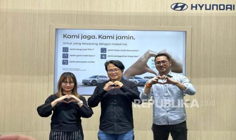 (Kiri ke kanan) Head of Marketing Dept. Hyundai Motors Indonesia, Astrid Ariani Wijana, Chief Marketing Officer PT Hyundai Motors Indonesia, Budi Nur Mukmin, dan Head of Sales Strategy Department HMID, Christian Abraham Gandawinata dalam jumpa pers di Hyundai IIMS 2024 di JIExpo Kemayoran, Jakarta, Selasa (20/2/2024). 