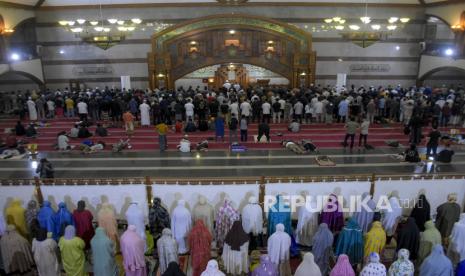 Umat muslim menunaikan Shalat Qiyamul Lail saat beritikaf pada sepuluh malam terakhir Ramadhan 1443 H di Masjid Pusdai, Kota Bandung, Sabtu (23/4/2022) dini hari. 