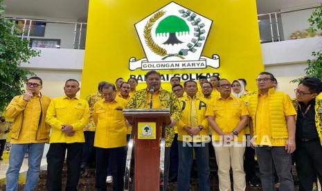 Ketua Umum DPP Partai Golkar, Airlangga Hartarto menyampaikan hasil rapat pleno evaluasi Pemilu 2024 di kantor DPP Golkar, Slipi, Jakarta Barat, Ahad (10/3/2024) malam WIB. 