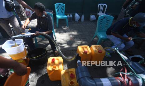 Petugas mengisi minyak goreng curah ke dalam jerikan warga saat proses pendistribusian pada gelaran pasar murah di halaman Korem 132 Tadulako di Palu, Sulawesi Tengah, Selasa (26/4/2022). Presiden Joko Widodo resmi mengeluarkan kebijakan larangan ekspor minyak sawit mentah atau crude palm oil (CPO) serta produk minyak goreng mulai 28 April mendatang. Larangan ekspor diberlakukan sebagai upaya menjamin ketersediaan minyak goreng di dalam negeri terpenuhi. 