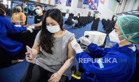 Seorang wanita menerima dosis vaksin Sinovac COVID-19 selama vaksinasi massal di Medan, Indonesia, 11 Agustus 2021. 