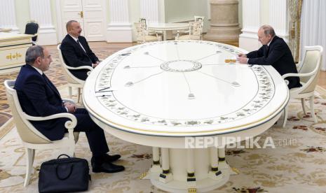  Presiden Rusia Vladimir Putin, kanan, menghadiri pembicaraan dengan Presiden Azerbaijan Ilham Aliyev, kedua kiri, dan Perdana Menteri Armenia Nikol Pashinyan, kiri, di Kremlin di Moskow, Rusia, Senin, 11 Januari 2021. Putin menjamu para pemimpin Armenia dan Azerbaijan untuk pembicaraan setelah enam pekan pertempuran sengit atas Nagorno-Karabakh yang berakhir dengan kesepakatan perdamaian yang ditengahi Rusia pada November.