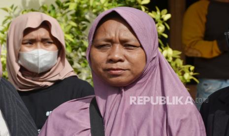 Ibu Pegi Setiawan, Kartini hadir saat sidang praperadilan Pegi Setiawan beragendakan penyerahan kesimpulan dari pihak termohon dan pemohon, di Pengadilan Negeri Bandung, Jumat (5/7/2024). Dalam persidangan yang hanya berlangsung 10 menit ini, hakim tunggal Eman Sulaeman menyampaikan sidang akan berlanjut Senin 8 Juli 2024, beragendakan pembacaan putusan praperadilan.