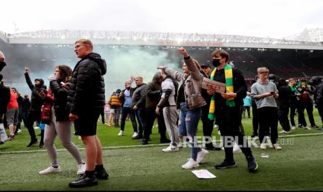 Penggemar Manchester United memprotes pemiliknya sebelum pertandingan Manchester United v Liverpool Premier League - Old Trafford, Manchester, Inggris , Ahad (2/5). Penggemar Manchester United memegang suar sebagai protes terhadap pemiliknya sebelum Manchester United v Liverpool.