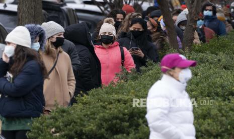  Orang-orang berdiri dalam antrean yang membentang beberapa blok untuk pengujian COVID-19, Selasa, 21 Desember 2021, di kios pengujian Kuratif di luar sebuah sekolah dasar di barat laut Washington.