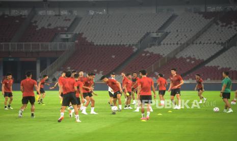 Pemain timnas Indonesia mengikuti latihan di bawah instruksi Shin Tae yong. 