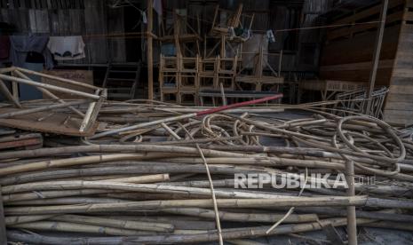 Tumpukan bahan baku mebel rotan yang tidak terjamah karena usahanya tutup di sentra industri rotan di Kelurahan Ujuna, Palu, Sulawesi Tengah, Selasa (3/8/2021). Seluruh usaha mebel rotan di sentra tersebut tidak beroperasi sejak hampir setahun terakhir ini karena tidak bisa mendatangkan tenaga kerja terampil dari Pulau Jawa akibat pandemi COVID-19. 